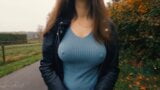 Boobwalk: veste en cuir, pull bleu, jean, attrapé snapshot 2