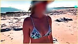 Wifey mostrando sus tetas en la playa en un público desafío exhibicionista snapshot 14