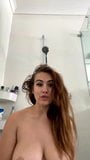 Grande culo di ragazza bianca sotto la doccia snapshot 2