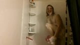 Ma belle-mère court sous la douche snapshot 7