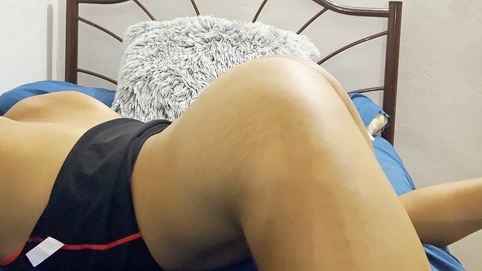 Saya bercinta dengan perawat yang saya sewa untuk merawat saya