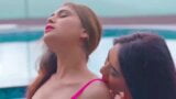 Le lesbiche Ramona e Shweta fanno sesso in piscina di fronte al marito snapshot 2