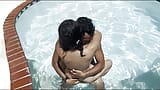 Ostry seks z moją dziewczyną w publicznym basenie w gorące słoneczne popołudnie snapshot 15