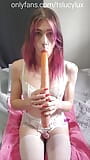 Lucy fickt sich hart mit einem Doppeldildo snapshot 1