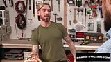 Tatted jembut tebal memberikan facial ke hot handyman snapshot 1