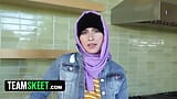 Puta árabe con hijab se masturba para su novio y luego se pone de rodillas y se traga su virilidad snapshot 2