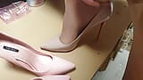 Pompino sulle mie scarpe e calze nude snapshot 2