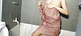 L'actrice indienne Miya se baigne et prend une douche snapshot 9