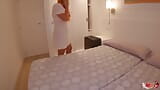 Mama vitregă și fiul vitreg au împărțit patul la hotel și fac sex. Subtitrări în engleză snapshot 3