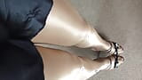 Îmi arată picioarele sexy purtând ciorapi lucioși lucioși și sandale sexy cu toc înalt. snapshot 1