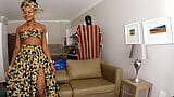 Modelo negra realiza cerimônia interracial africana antiga durante entrevista de emprego snapshot 1