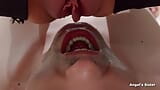 Dominação feminina mijando na boca e limpeza close-up snapshot 14