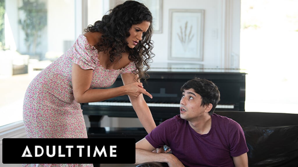 ADULT TIME - Η μητριά Penny Barber διδάσκει στον θετό γιο Ricky Spanish ένα μάθημα για την εξέταση γυμνών!