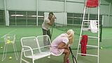 Tennisinstructeur ontmoet schattige tennisser en heeft hete krachtige orale en anale seks op de tennisbaan snapshot 1