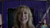 Madura lésbica Nina Hartley - tour pelos bastidores com suas amigas sexy snapshot 1