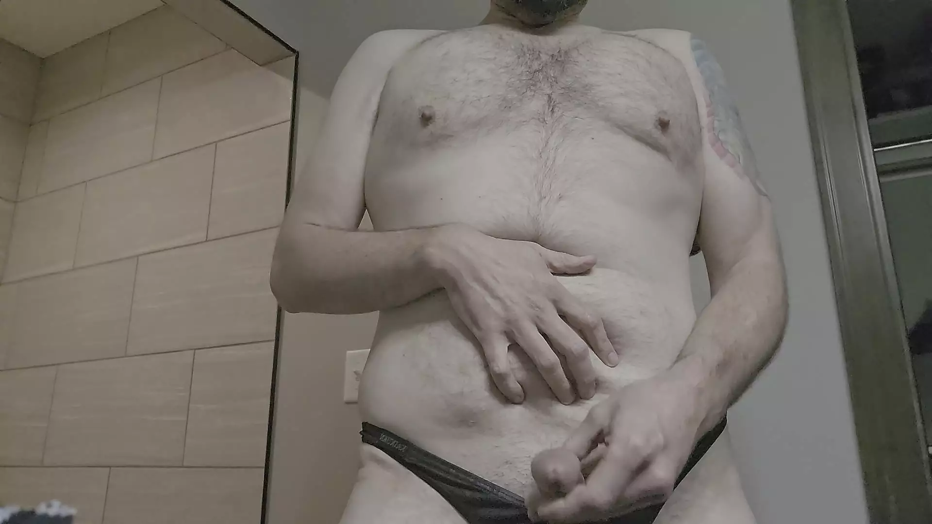 Marido faminto por pau se masturba em uma tanga puta para alguns telespectadores