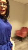 青いサテンのドレスのシシーオーガズム snapshot 8