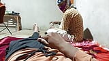 Pooja Shimel applicerade nagellack ensam hemma när hennes herre kom till huset och mästaren knullade henne medan hon rörde vid röpan. snapshot 4