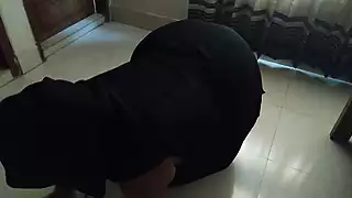 Hijab Aur Burke Mein Desi Sexy 55yo Muslim Chache Ghar Kee Saphaee ...