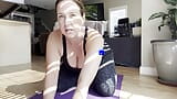 Une MILF freeuse yoga se fait baiser pendant qu’elle enseigne un cours virtuel snapshot 2