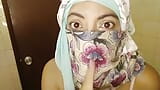 Une MILF arabe sexy en jean sexy et en niqab se masturbe la chatte musulmane et squirte sur un jean snapshot 1