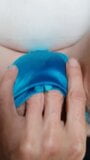 Hand in kleine blauwe bikini snapshot 2