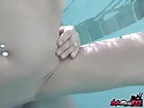 Mamă sexy obraznică Sofie Marie umplută cu spermă în timp ce face sex în piscină snapshot 12
