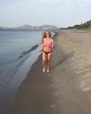 Rebotando tetas corriendo en la playa snapshot 3