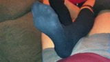 Stinkende Overknee-Socken Footjob - Orgasmus unter ihren Sohlen! snapshot 4