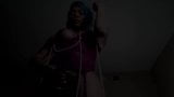 Sexy negra travesti goza como um gêiser snapshot 1