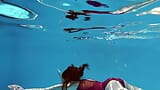 Fernanda Releve ginnasta in costume da bagno rosa in piscina snapshot 1