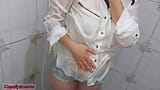 Mujer casada caliente en una camiseta mojada se la follan en la ducha snapshot 11