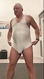 Zweterige blanke singlet in de sportschool snapshot 13