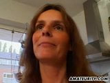 Une MILF amateur sexy se fait baiser dans sa cuisine snapshot 1