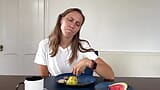 Manger dégoûtant au premier rendez-vous, et ça l’excule en mangeant fétiche 3 snapshot 7