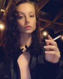 Consandra tyree fumando en chaqueta de cuero snapshot 6