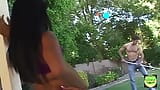 Lyla Lei fait rester le jardinier en le laissant baiser son cul asiatique dehors snapshot 1