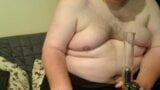 Dicker Junge reibt Bauch, rauchende Knospe snapshot 3