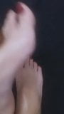 Joue avec un gode. footjob, fétichisme des pieds, pieds sexy snapshot 1