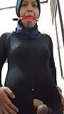 Masturbación con el orgasmo en hijab catsuit snapshot 12