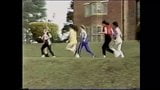 Kissogram kızlarının seksi sırları (İngiltere 1985) bölüm 1 snapshot 5