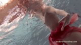 Katya Okuneva strippt unter Wasser in ihren roten Dessous snapshot 12