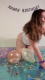 BBW qui éclate des ballons snapshot 10