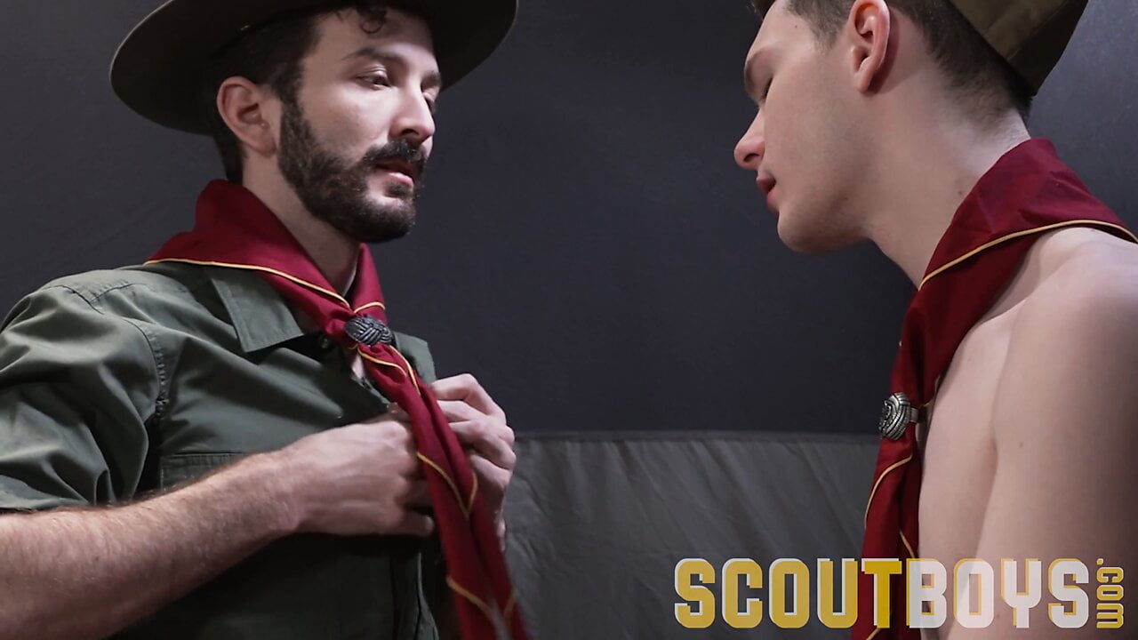 Scoutboys - lógó szőrös cserkészmester mezítláb aranyos sima pislogás a sátorban