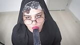 La vera matrigna araba musulmana in hijab niqab si masturba la figa bagnata con un grosso dildo. snapshot 9