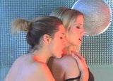 Julian Wells y Suzi Lorraine como lesbianas snapshot 6