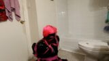 Sissy servantes dans la salle de bain snapshot 22