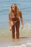 Chloe Meadows - bikini op een strand in Portugal snapshot 8