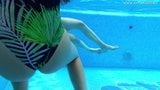 Chicas sexy con grandes tetas nadan bajo el agua en la piscina snapshot 6