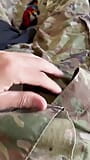 Doar un soldat din armată își freacă pula prin uniforma sa militară Ocps snapshot 4